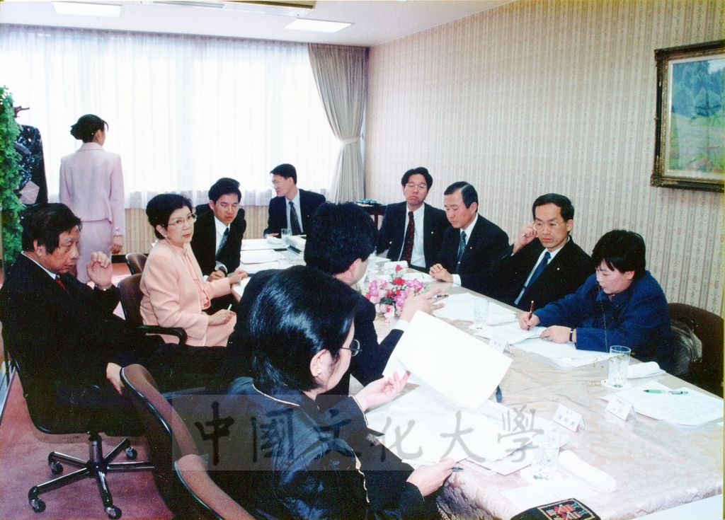 1999年12月5日董事長張鏡湖代表中國文化大學與東京富士美術館簽訂2000年10至11月借展西洋名畫合約的圖檔，第28張，共32張