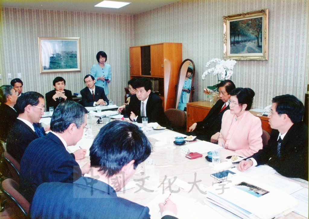 1999年12月5日董事長張鏡湖代表中國文化大學與東京富士美術館簽訂2000年10至11月借展西洋名畫合約的圖檔，第29張，共32張