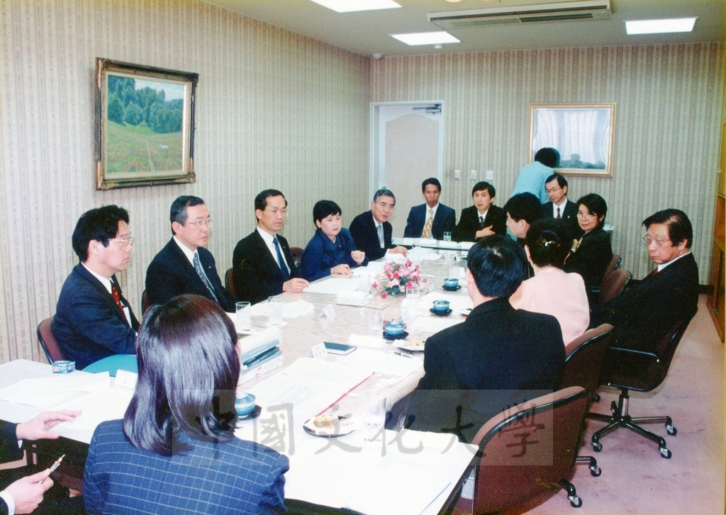 1999年12月5日董事長張鏡湖代表中國文化大學與東京富士美術館簽訂2000年10至11月借展西洋名畫合約的圖檔，第30張，共32張