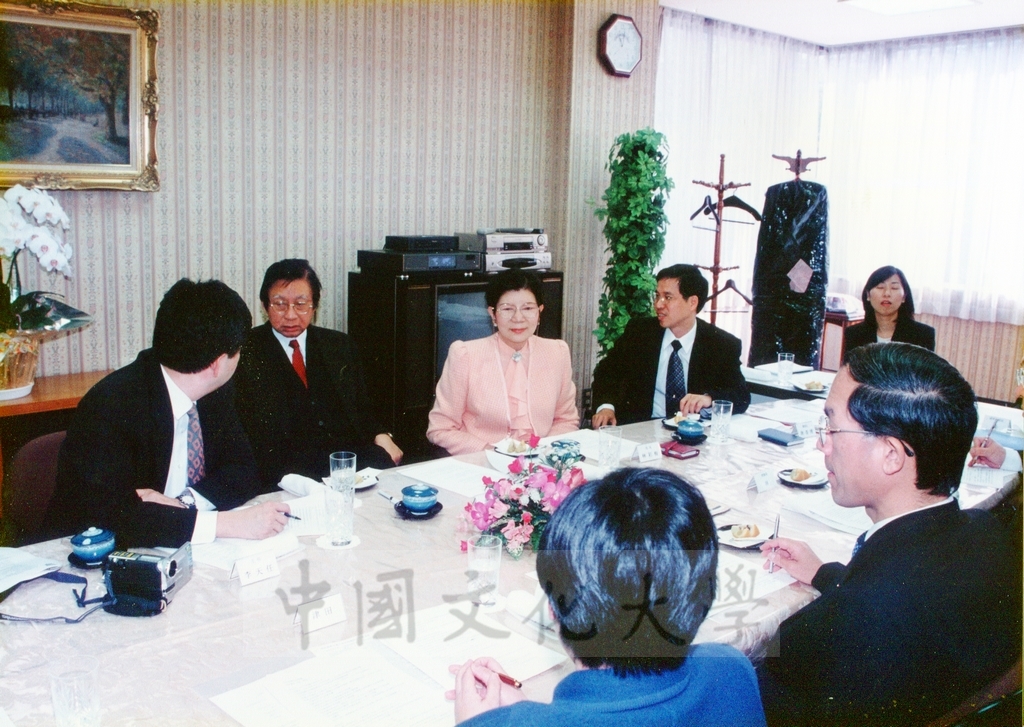 1999年12月5日董事長張鏡湖代表中國文化大學與東京富士美術館簽訂2000年10至11月借展西洋名畫合約的圖檔，第31張，共32張