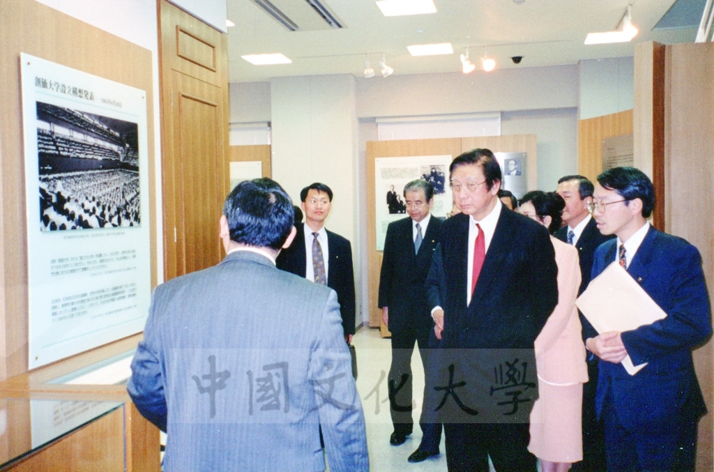1999年12月5日董事長張鏡湖代表中國文化大學與東京富士美術館簽訂2000年10至11月借展西洋名畫合約的圖檔，第32張，共32張
