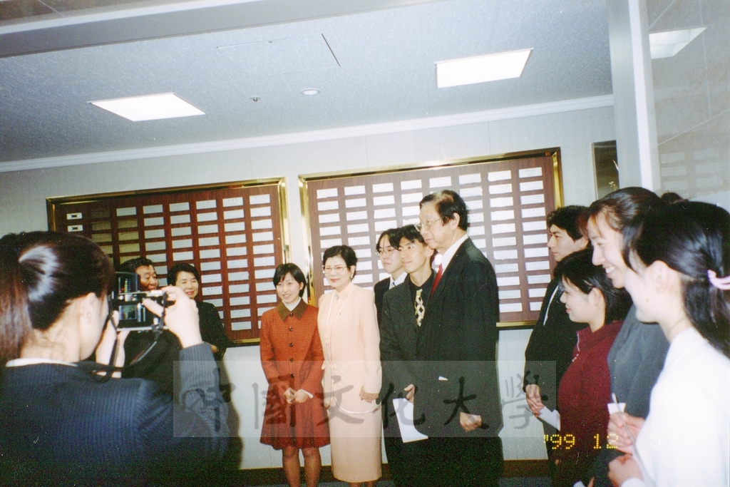 1999年12月5日董事長張鏡湖及校長林彩梅分別榮獲日本創價大學「文化教育最高榮譽獎」「名譽博士學位」的圖檔，第4張，共39張
