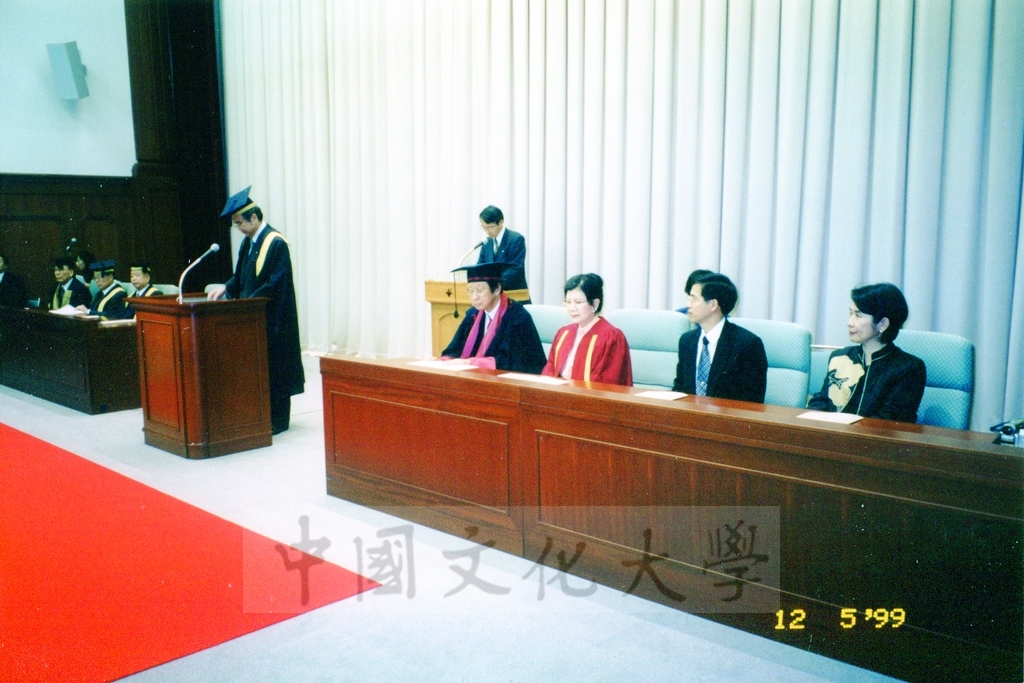 1999年12月5日董事長張鏡湖及校長林彩梅分別榮獲日本創價大學「文化教育最高榮譽獎」「名譽博士學位」的圖檔，第6張，共39張