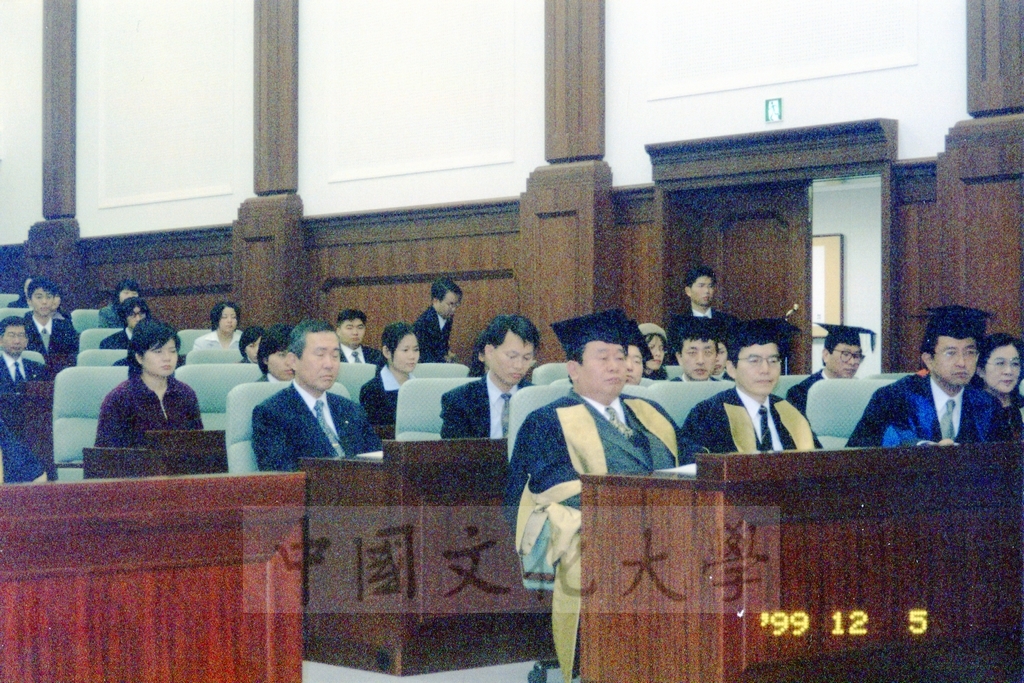 1999年12月5日董事長張鏡湖及校長林彩梅分別榮獲日本創價大學「文化教育最高榮譽獎」「名譽博士學位」的圖檔，第8張，共39張