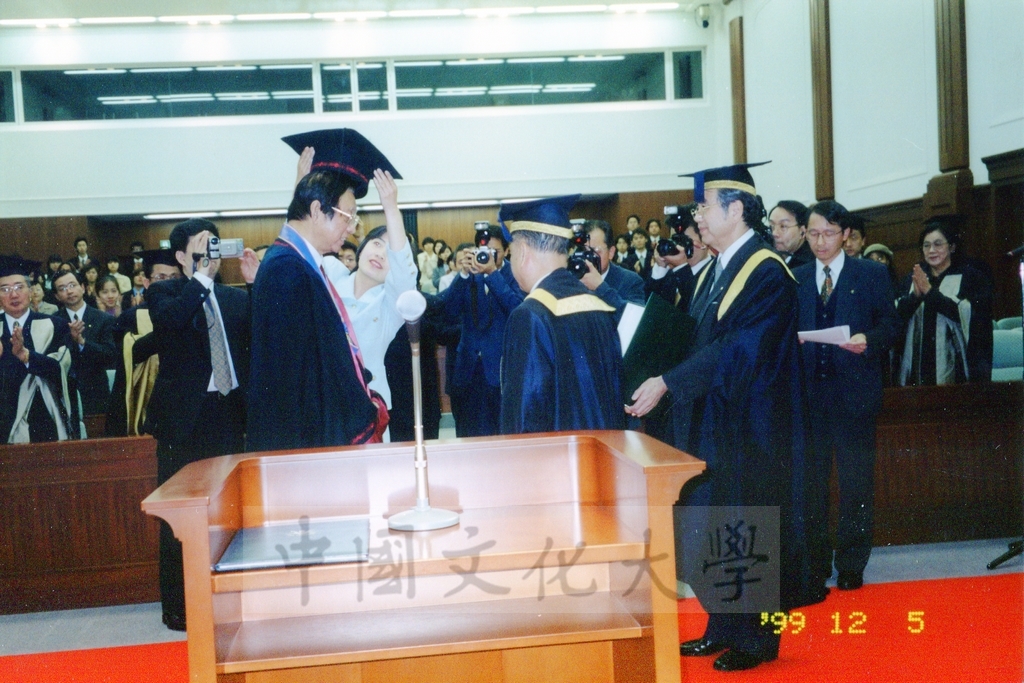 1999年12月5日董事長張鏡湖及校長林彩梅分別榮獲日本創價大學「文化教育最高榮譽獎」「名譽博士學位」的圖檔，第9張，共39張