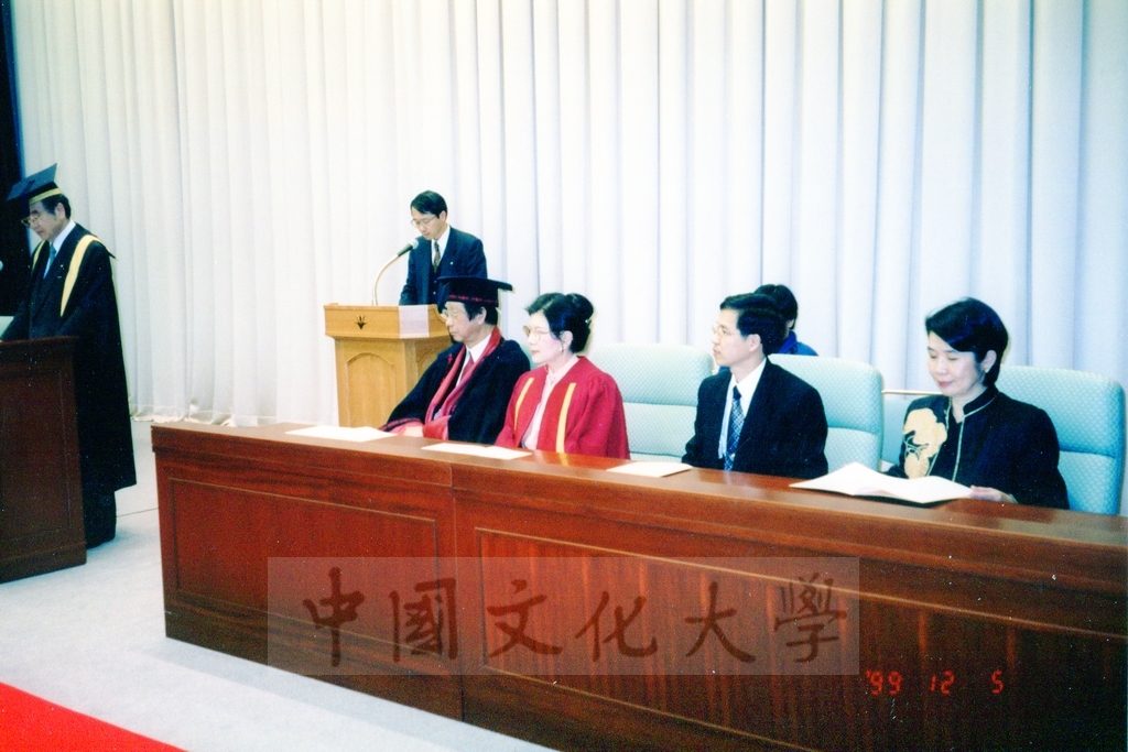 1999年12月5日董事長張鏡湖及校長林彩梅分別榮獲日本創價大學「文化教育最高榮譽獎」「名譽博士學位」的圖檔，第10張，共39張