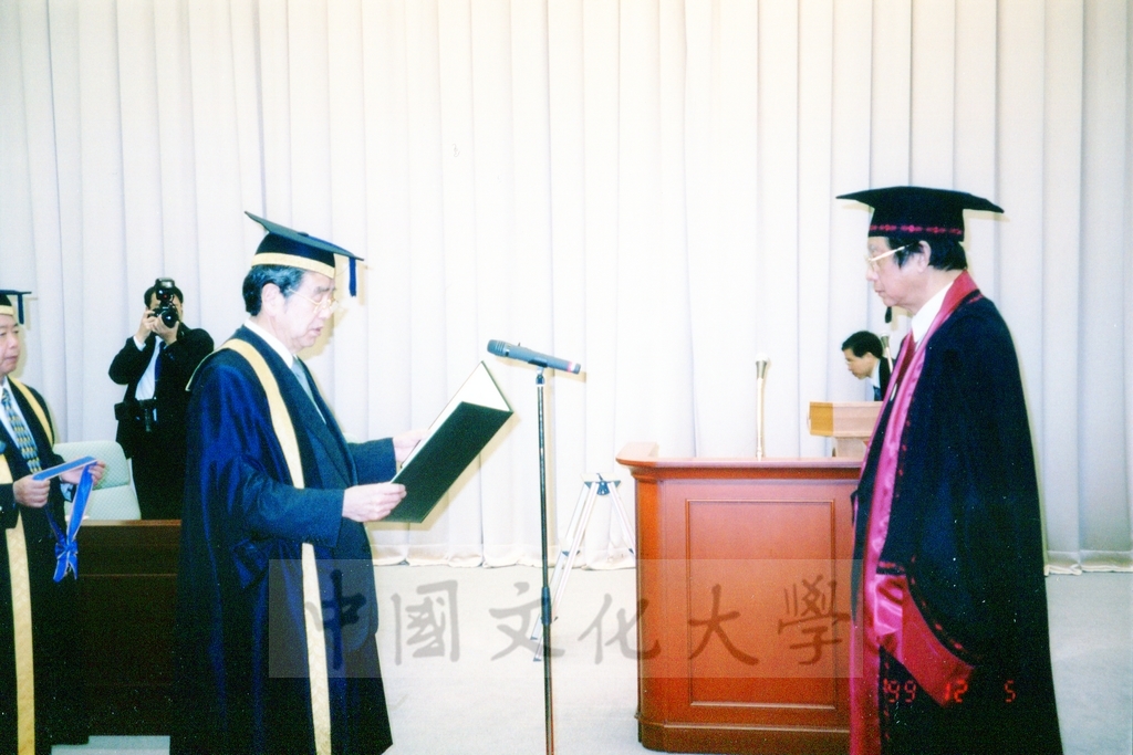 1999年12月5日董事長張鏡湖及校長林彩梅分別榮獲日本創價大學「文化教育最高榮譽獎」「名譽博士學位」的圖檔，第11張，共39張