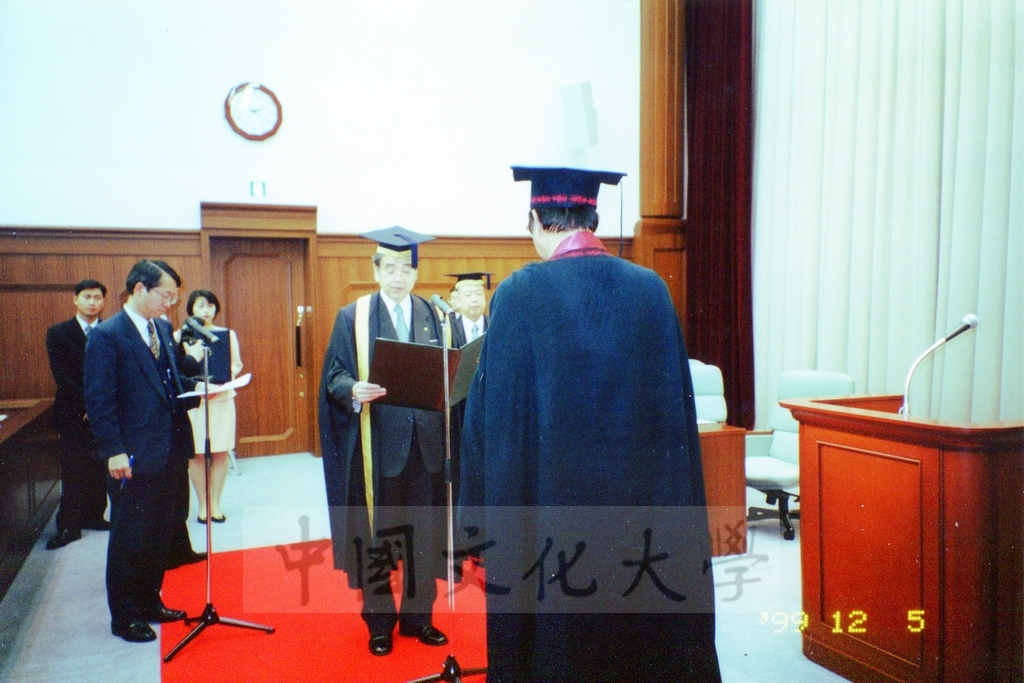 1999年12月5日董事長張鏡湖及校長林彩梅分別榮獲日本創價大學「文化教育最高榮譽獎」「名譽博士學位」的圖檔，第12張，共39張