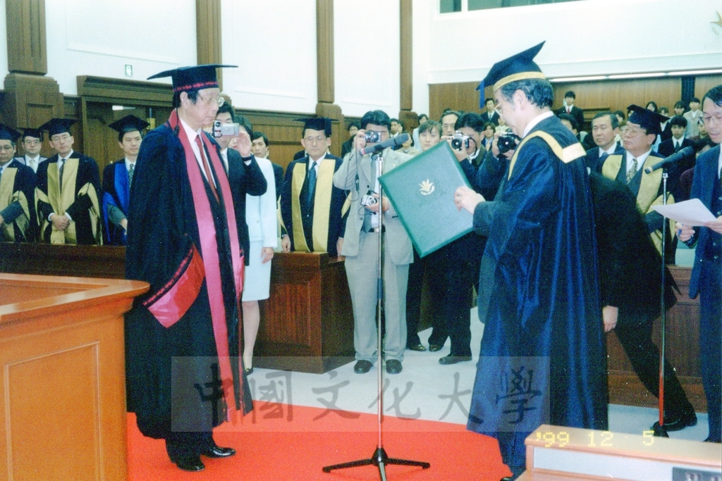 1999年12月5日董事長張鏡湖及校長林彩梅分別榮獲日本創價大學「文化教育最高榮譽獎」「名譽博士學位」的圖檔，第13張，共39張