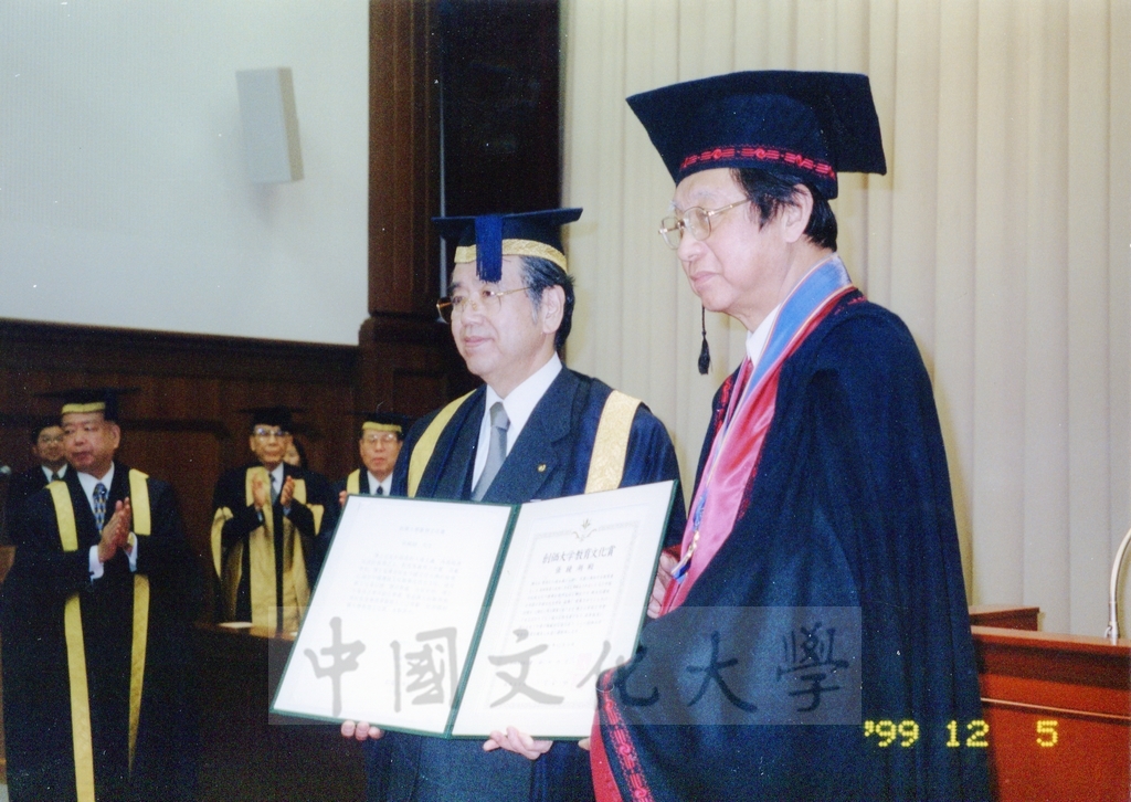 1999年12月5日董事長張鏡湖及校長林彩梅分別榮獲日本創價大學「文化教育最高榮譽獎」「名譽博士學位」的圖檔，第14張，共39張