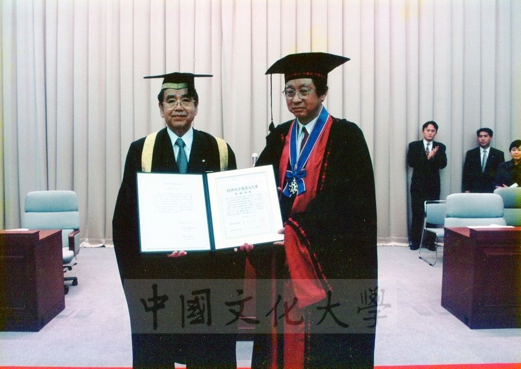 1999年12月5日董事長張鏡湖及校長林彩梅分別榮獲日本創價大學「文化教育最高榮譽獎」「名譽博士學位」的圖檔，第15張，共39張