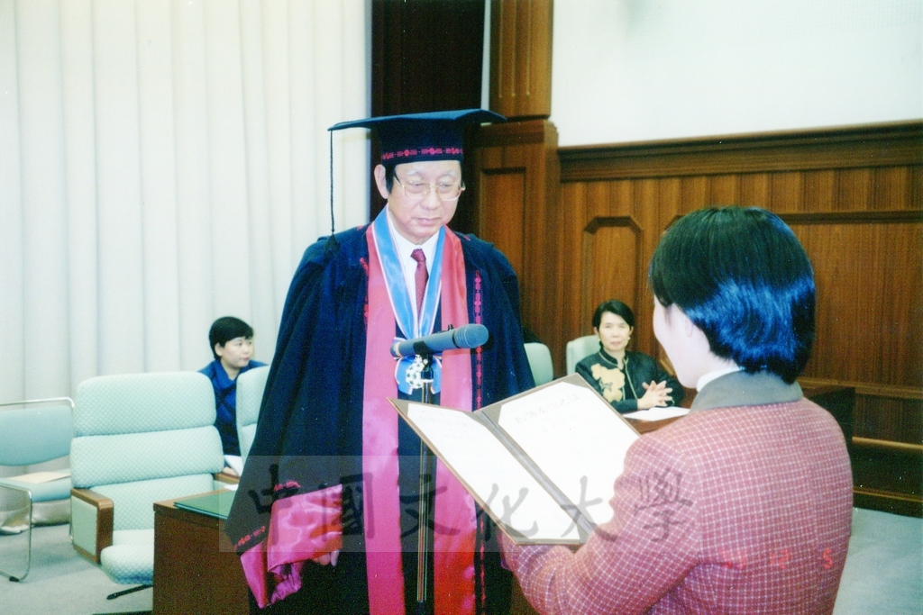 1999年12月5日董事長張鏡湖及校長林彩梅分別榮獲日本創價大學「文化教育最高榮譽獎」「名譽博士學位」的圖檔，第16張，共39張