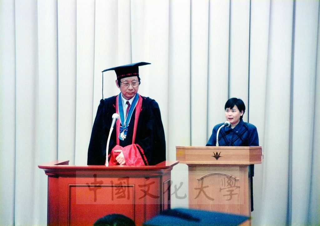 1999年12月5日董事長張鏡湖及校長林彩梅分別榮獲日本創價大學「文化教育最高榮譽獎」「名譽博士學位」的圖檔，第17張，共39張