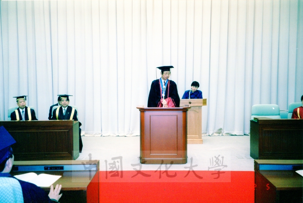 1999年12月5日董事長張鏡湖及校長林彩梅分別榮獲日本創價大學「文化教育最高榮譽獎」「名譽博士學位」的圖檔，第19張，共39張