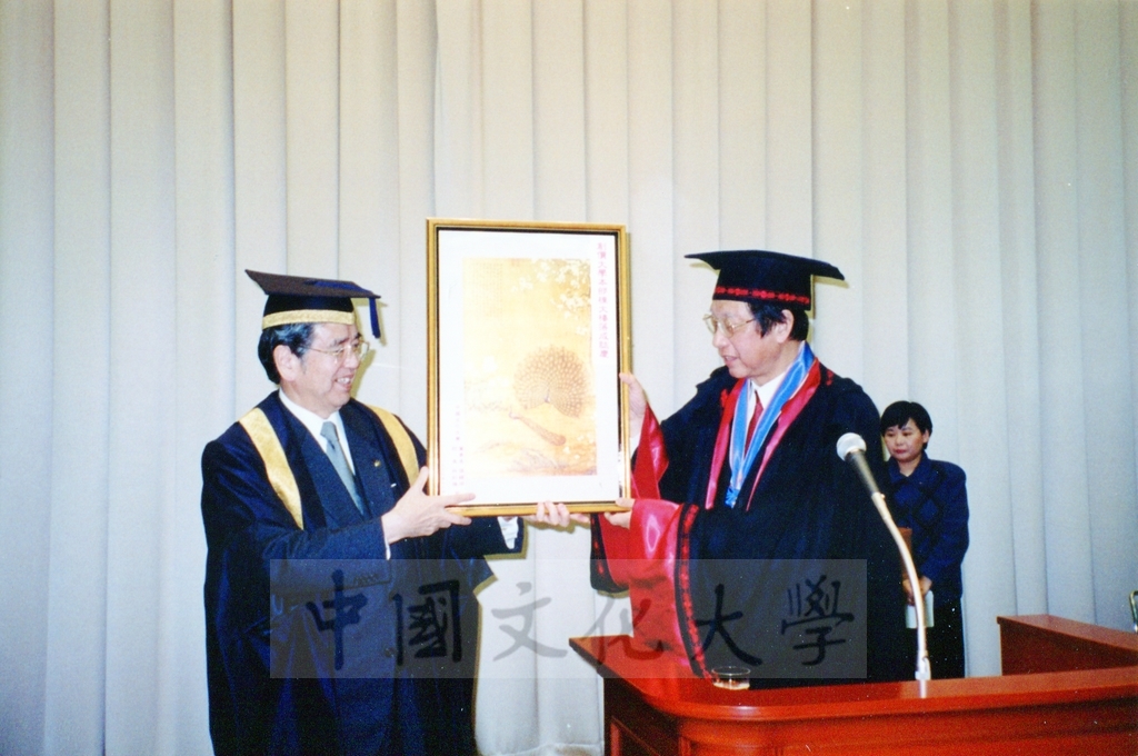 1999年12月5日董事長張鏡湖及校長林彩梅分別榮獲日本創價大學「文化教育最高榮譽獎」「名譽博士學位」的圖檔，第20張，共39張