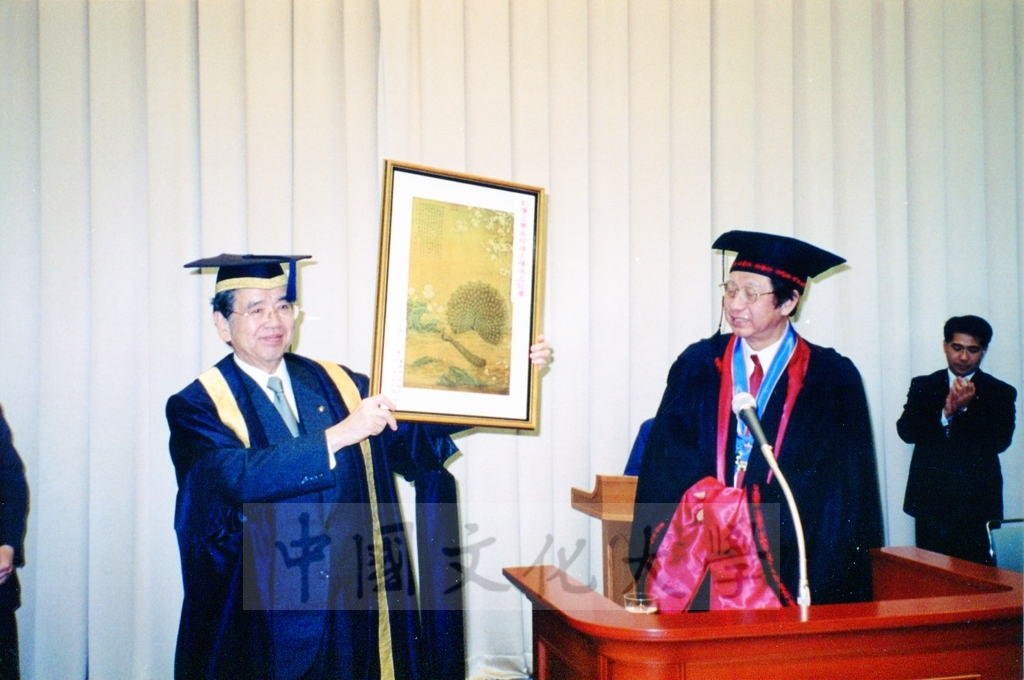 1999年12月5日董事長張鏡湖及校長林彩梅分別榮獲日本創價大學「文化教育最高榮譽獎」「名譽博士學位」的圖檔，第21張，共39張