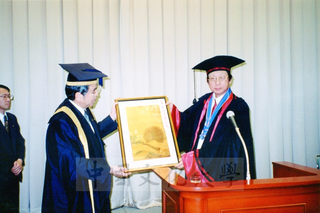 1999年12月5日董事長張鏡湖及校長林彩梅分別榮獲日本創價大學「文化教育最高榮譽獎」「名譽博士學位」的圖檔，第22張，共39張