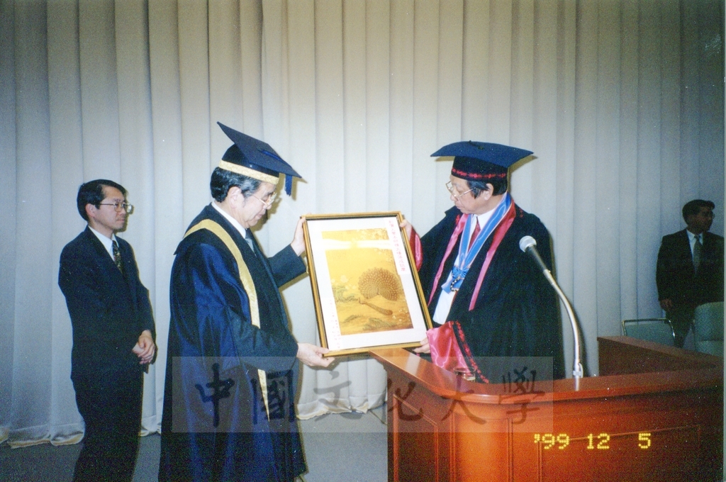 1999年12月5日董事長張鏡湖及校長林彩梅分別榮獲日本創價大學「文化教育最高榮譽獎」「名譽博士學位」的圖檔，第23張，共39張