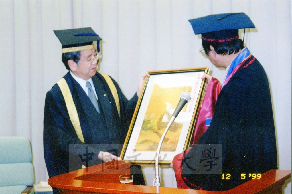 1999年12月5日董事長張鏡湖及校長林彩梅分別榮獲日本創價大學「文化教育最高榮譽獎」「名譽博士學位」的圖檔，第24張，共39張