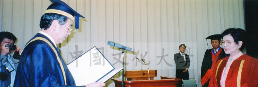 1999年12月5日董事長張鏡湖及校長林彩梅分別榮獲日本創價大學「文化教育最高榮譽獎」「名譽博士學位」的圖檔，第25張，共39張