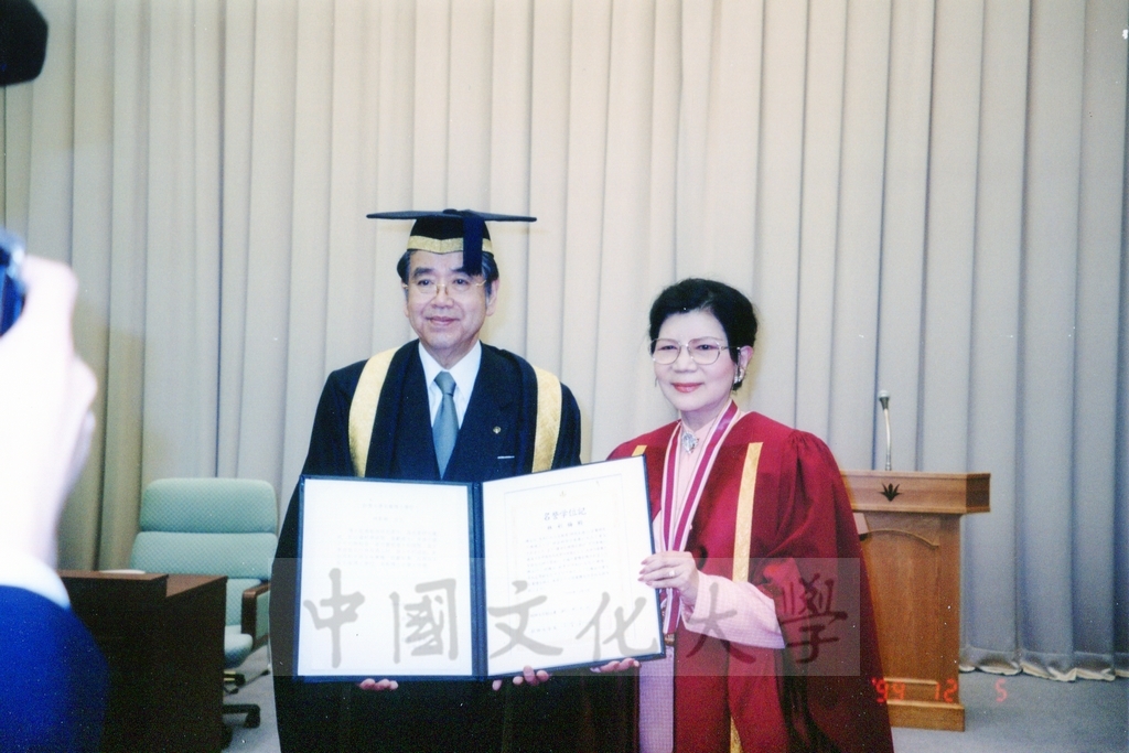 1999年12月5日董事長張鏡湖及校長林彩梅分別榮獲日本創價大學「文化教育最高榮譽獎」「名譽博士學位」的圖檔，第26張，共39張