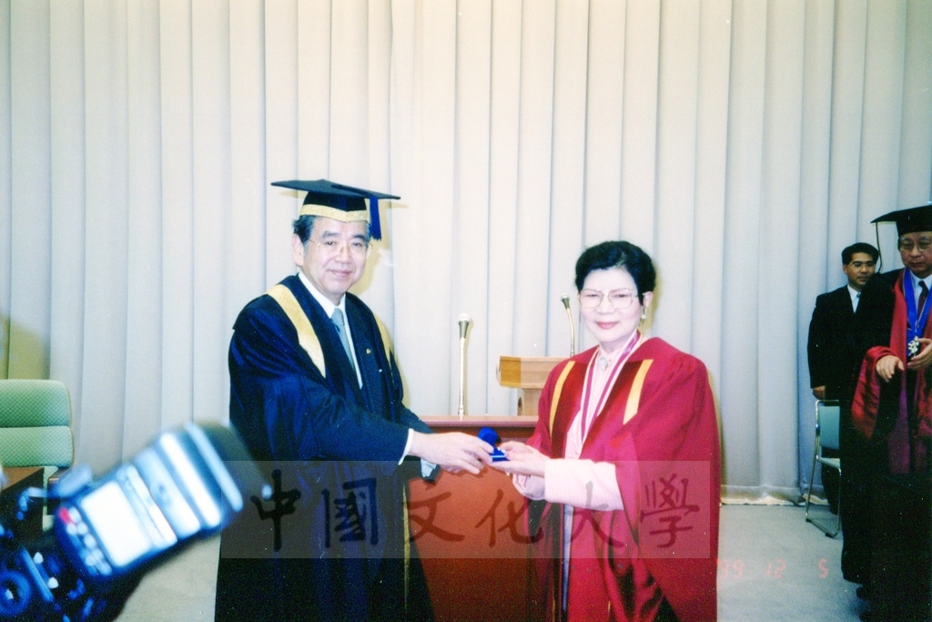 1999年12月5日董事長張鏡湖及校長林彩梅分別榮獲日本創價大學「文化教育最高榮譽獎」「名譽博士學位」的圖檔，第27張，共39張