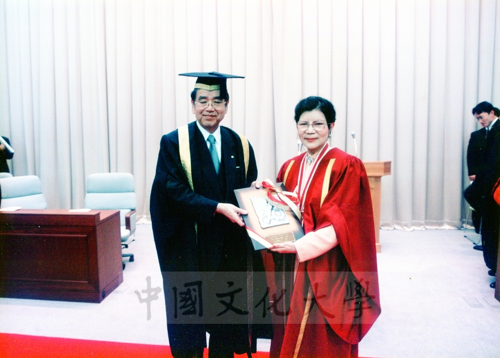 1999年12月5日董事長張鏡湖及校長林彩梅分別榮獲日本創價大學「文化教育最高榮譽獎」「名譽博士學位」的圖檔，第28張，共39張