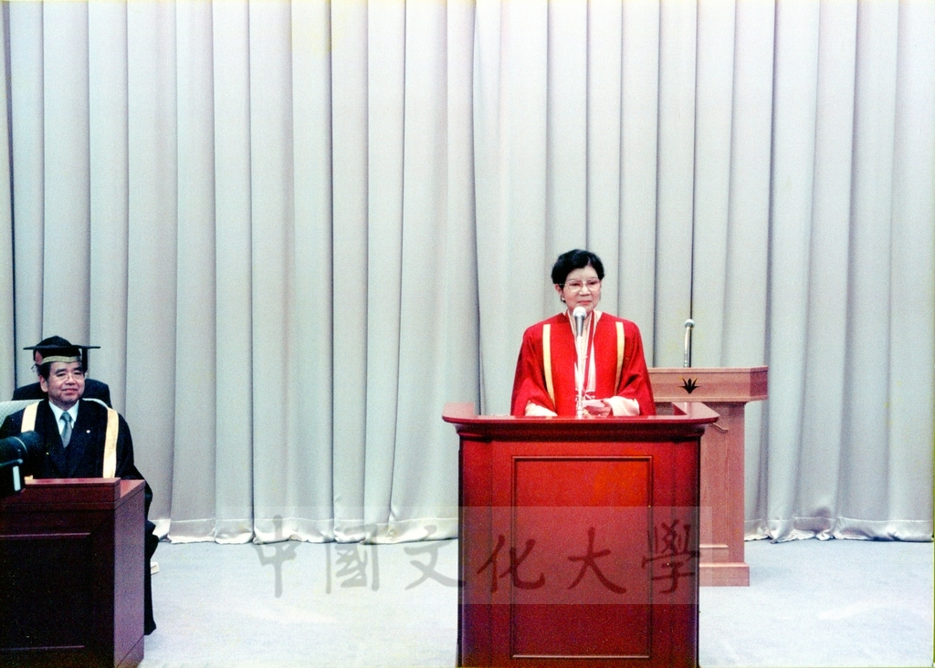 1999年12月5日董事長張鏡湖及校長林彩梅分別榮獲日本創價大學「文化教育最高榮譽獎」「名譽博士學位」的圖檔，第29張，共39張