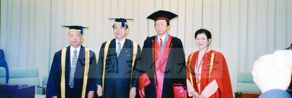 1999年12月5日董事長張鏡湖及校長林彩梅分別榮獲日本創價大學「文化教育最高榮譽獎」「名譽博士學位」的圖檔，第30張，共39張