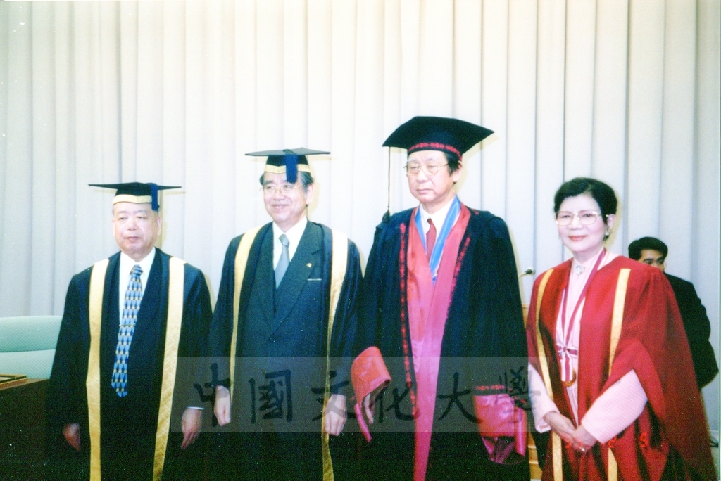 1999年12月5日董事長張鏡湖及校長林彩梅分別榮獲日本創價大學「文化教育最高榮譽獎」「名譽博士學位」的圖檔，第31張，共39張