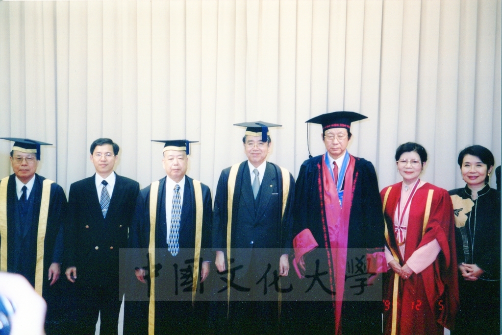 1999年12月5日董事長張鏡湖及校長林彩梅分別榮獲日本創價大學「文化教育最高榮譽獎」「名譽博士學位」的圖檔，第32張，共39張