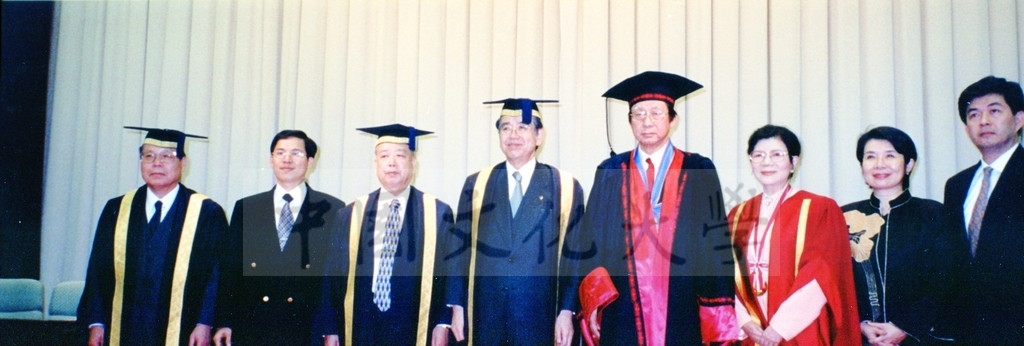 1999年12月5日董事長張鏡湖及校長林彩梅分別榮獲日本創價大學「文化教育最高榮譽獎」「名譽博士學位」的圖檔，第33張，共39張
