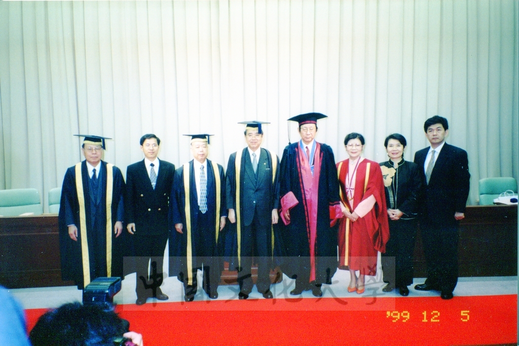 1999年12月5日董事長張鏡湖及校長林彩梅分別榮獲日本創價大學「文化教育最高榮譽獎」「名譽博士學位」的圖檔，第34張，共39張
