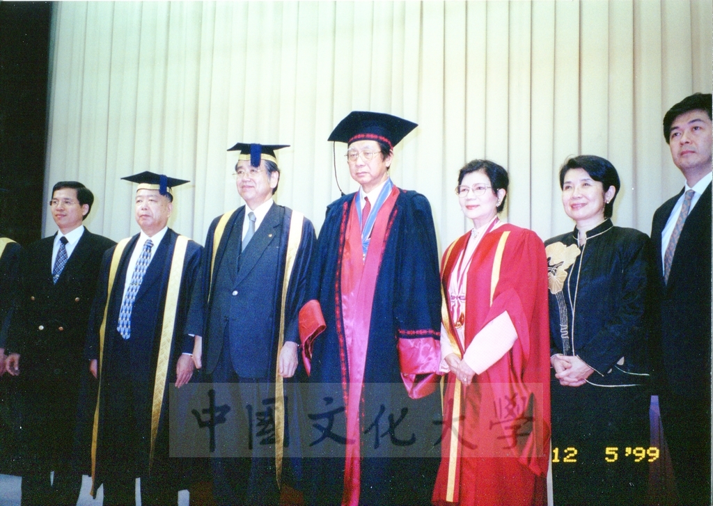 1999年12月5日董事長張鏡湖及校長林彩梅分別榮獲日本創價大學「文化教育最高榮譽獎」「名譽博士學位」的圖檔，第35張，共39張