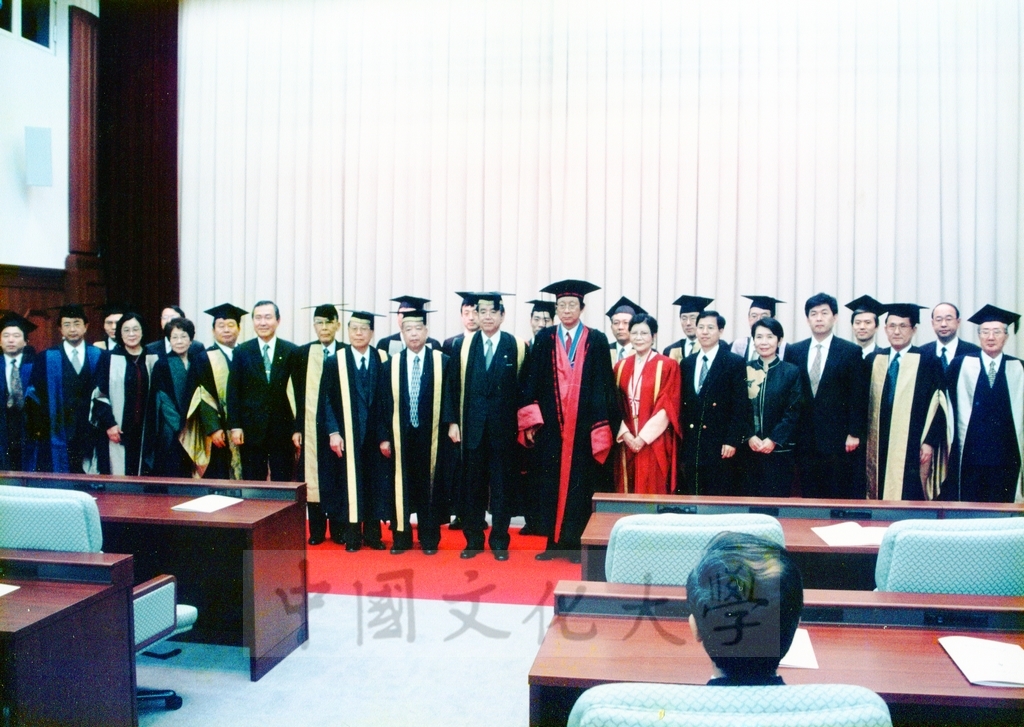 1999年12月5日董事長張鏡湖及校長林彩梅分別榮獲日本創價大學「文化教育最高榮譽獎」「名譽博士學位」的圖檔，第36張，共39張