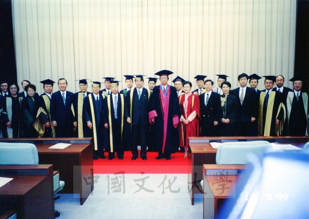 1999年12月5日董事長張鏡湖及校長林彩梅分別榮獲日本創價大學「文化教育最高榮譽獎」「名譽博士學位」的圖檔，第37張，共39張