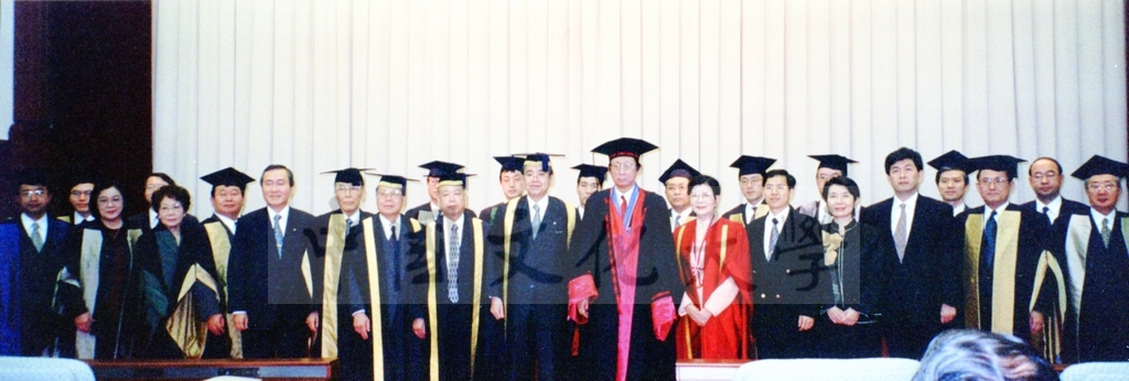 1999年12月5日董事長張鏡湖及校長林彩梅分別榮獲日本創價大學「文化教育最高榮譽獎」「名譽博士學位」的圖檔，第38張，共39張
