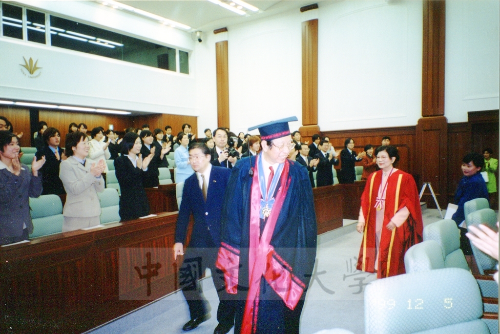 1999年12月5日董事長張鏡湖及校長林彩梅分別榮獲日本創價大學「文化教育最高榮譽獎」「名譽博士學位」的圖檔，第39張，共39張