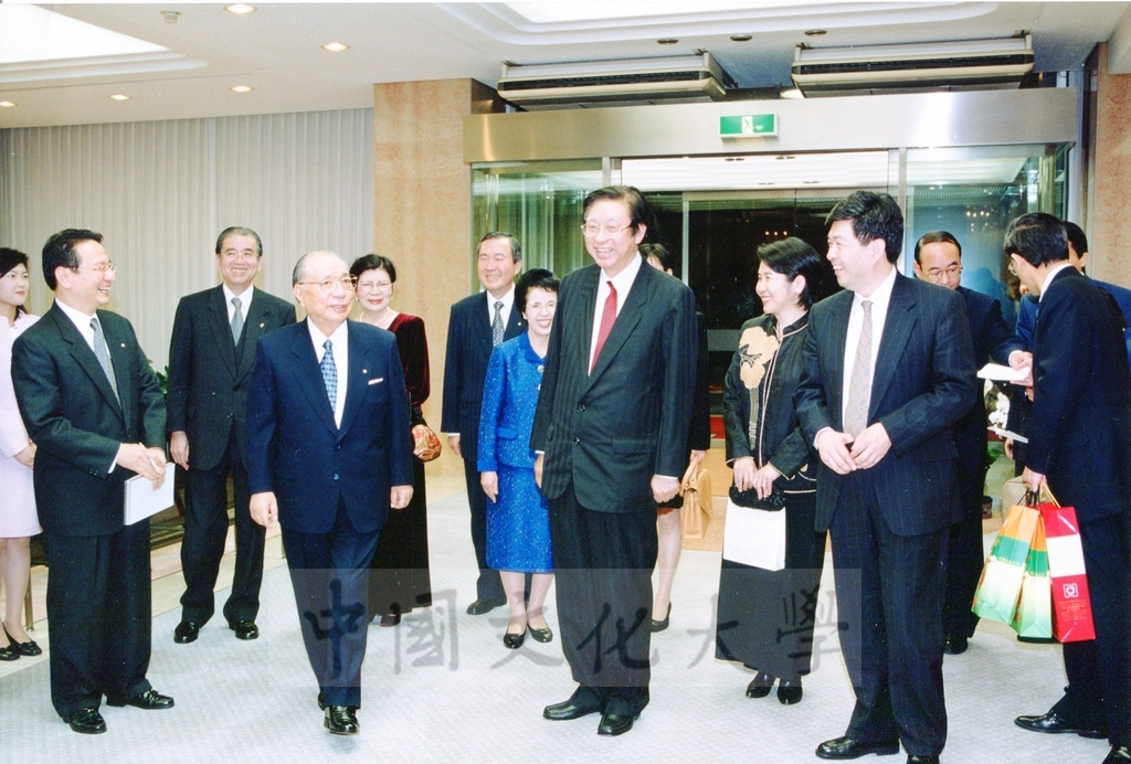 1999年12月5日張董事長鏡湖率同校長林彩梅等五人拜會創價學會名譽會長池田大作先生的圖檔，第6張，共23張