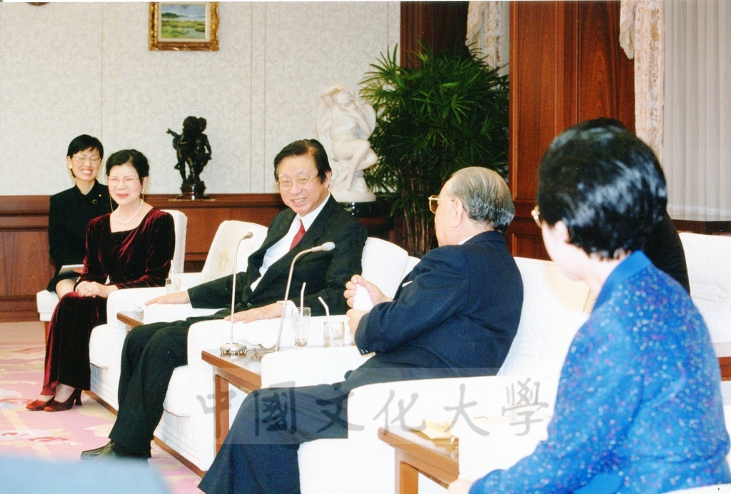 1999年12月5日張董事長鏡湖率同校長林彩梅等五人拜會創價學會名譽會長池田大作先生的圖檔，第13張，共23張