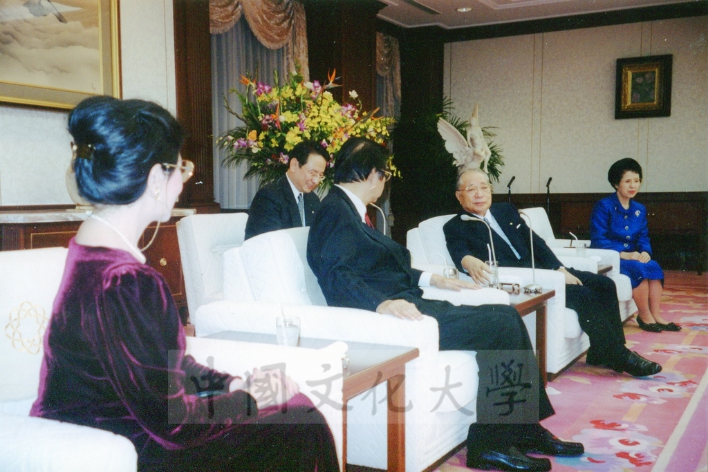 1999年12月5日張董事長鏡湖率同校長林彩梅等五人拜會創價學會名譽會長池田大作先生的圖檔，第15張，共23張