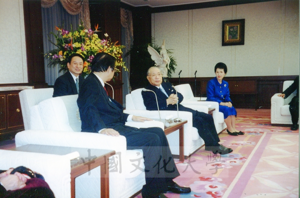 1999年12月5日張董事長鏡湖率同校長林彩梅等五人拜會創價學會名譽會長池田大作先生的圖檔，第16張，共23張