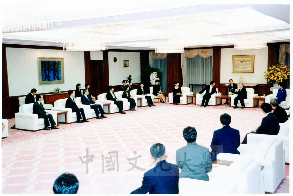 1999年12月5日張董事長鏡湖率同校長林彩梅等五人拜會創價學會名譽會長池田大作先生的圖檔，第17張，共23張