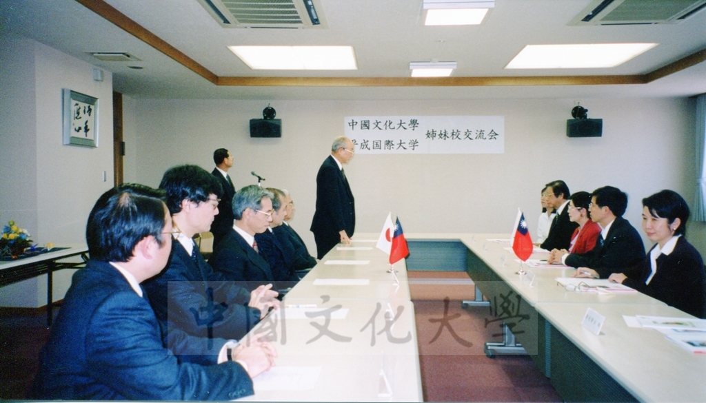 1999年12月7日張董事長鏡湖率領校長林彩梅一行五人訪問日本姐妹校平成國際大學的圖檔，第2張，共7張