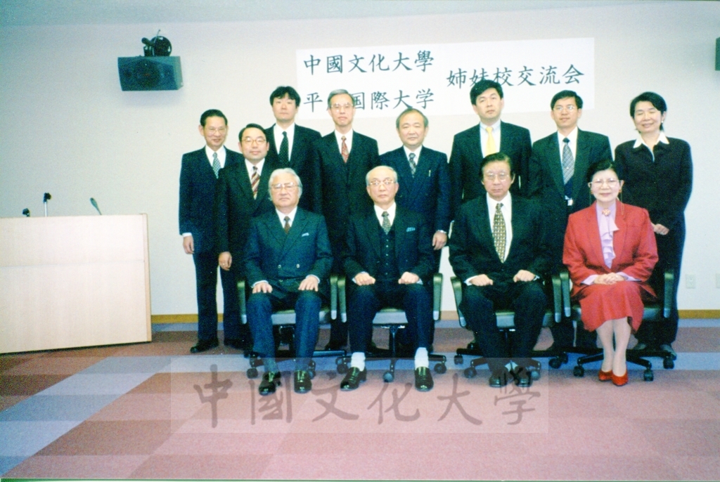 1999年12月7日張董事長鏡湖率領校長林彩梅一行五人訪問日本姐妹校平成國際大學的圖檔，第4張，共7張