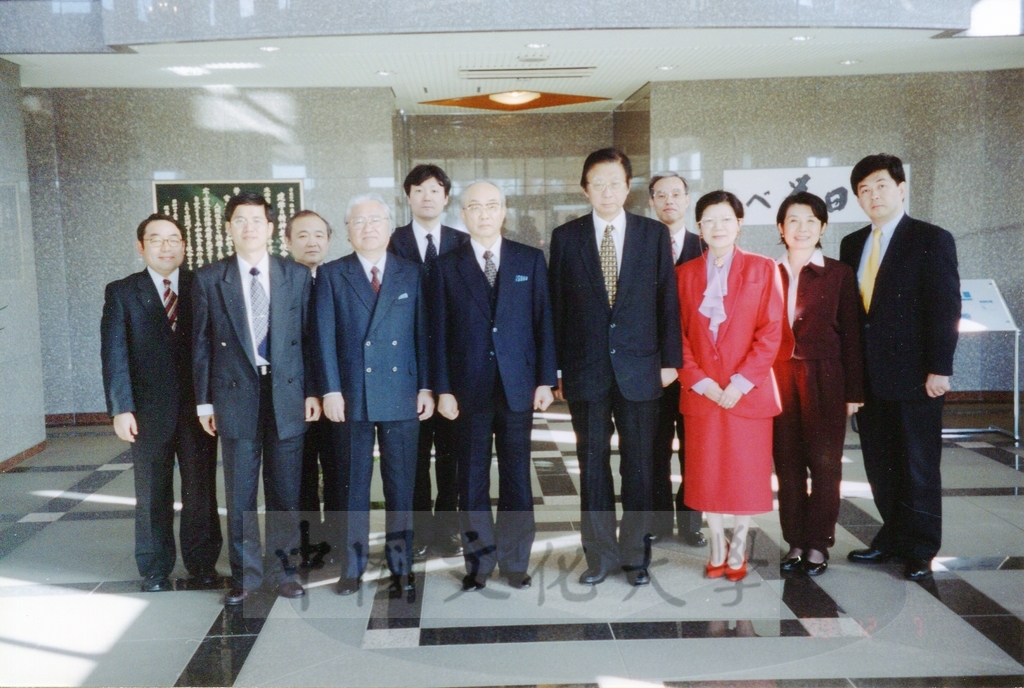 1999年12月7日張董事長鏡湖率領校長林彩梅一行五人訪問日本姐妹校平成國際大學的圖檔，第5張，共7張