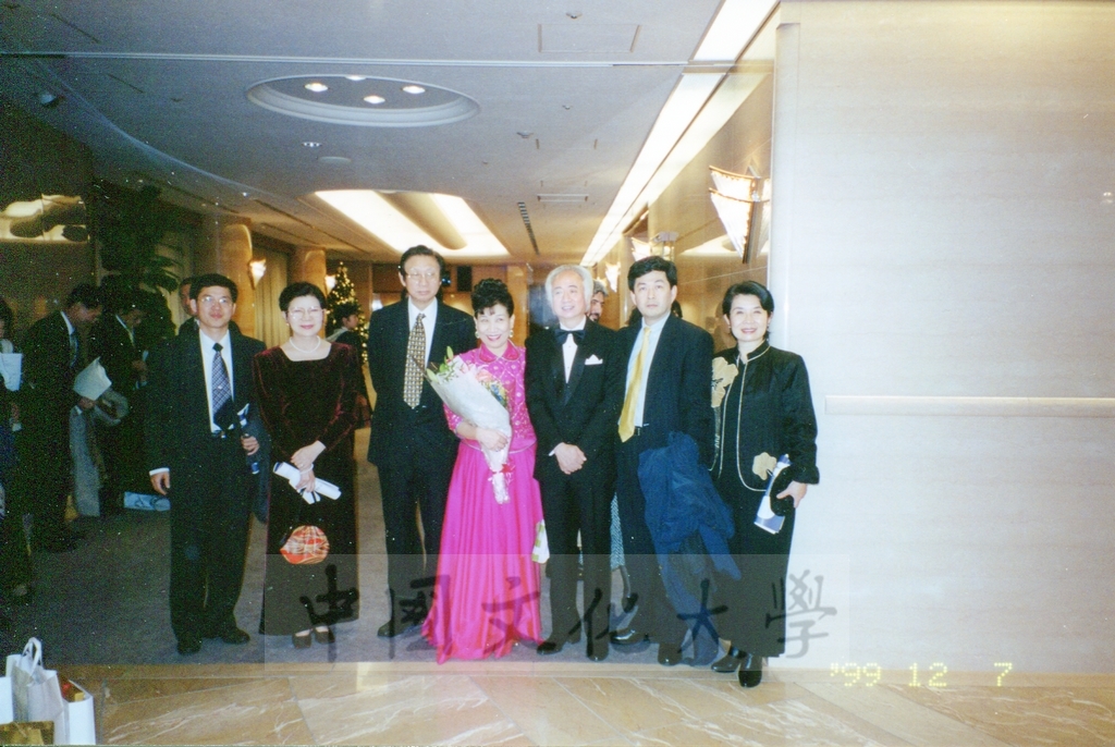 1999年12月7日董事長張鏡湖出席由音樂系辛永秀教授擔綱的「支援台灣大地震復建慈善音樂會」的圖檔，第1張，共6張