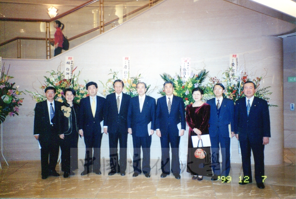 1999年12月7日董事長張鏡湖出席由音樂系辛永秀教授擔綱的「支援台灣大地震復建慈善音樂會」的圖檔，第4張，共6張