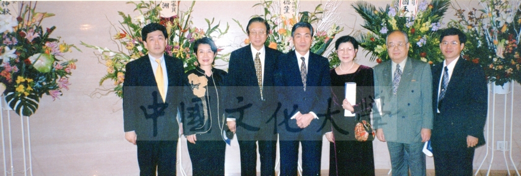 1999年12月7日董事長張鏡湖出席由音樂系辛永秀教授擔綱的「支援台灣大地震復建慈善音樂會」的圖檔，第5張，共6張