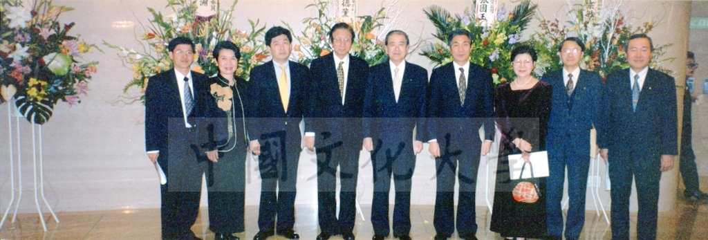 1999年12月7日董事長張鏡湖出席由音樂系辛永秀教授擔綱的「支援台灣大地震復建慈善音樂會」的圖檔，第6張，共6張